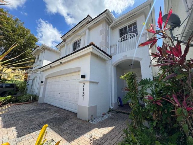  4 BR,  2.00 BTH &nbsp;Townhouse style home in Medley