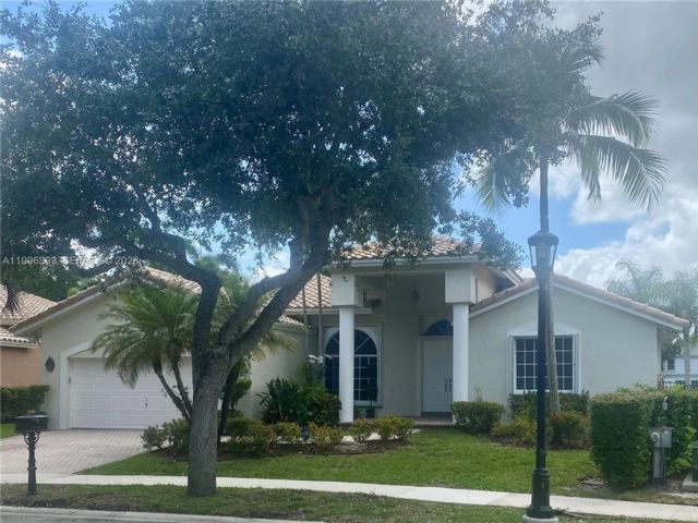  5 BR,  3.00 BTH &nbsp; style home in Weston