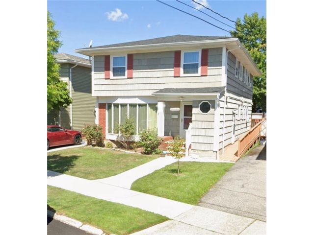  3 BR,  2.00 BTH &nbsp;Multi-family style home in Richmondtown