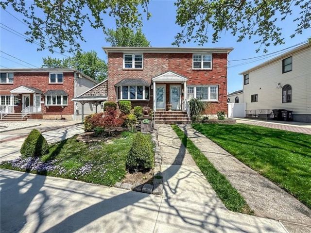  3 BR,  2.00 BTH &nbsp;Single family style home in Richmondtown