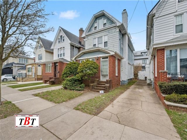  5 BR,  2.00 BTH &nbsp;Single family style home in Midwood