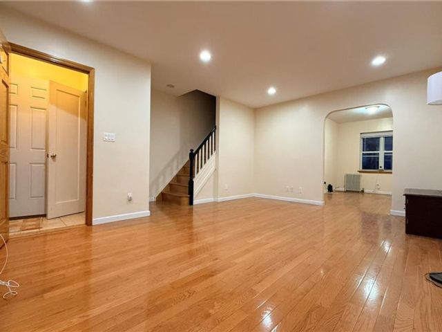  3 BR,  2.00 BTH &nbsp;Single family style home in Queensboro Hill