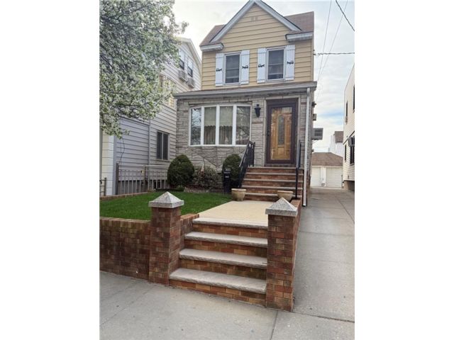  3 BR,  2.00 BTH &nbsp;Single family style home in Bensonhurst