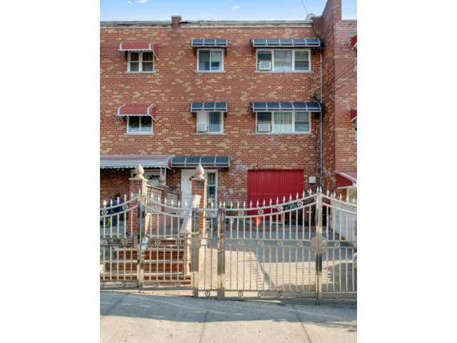  9 BR,  3.00 BTH &nbsp;2 story style home in Bronx