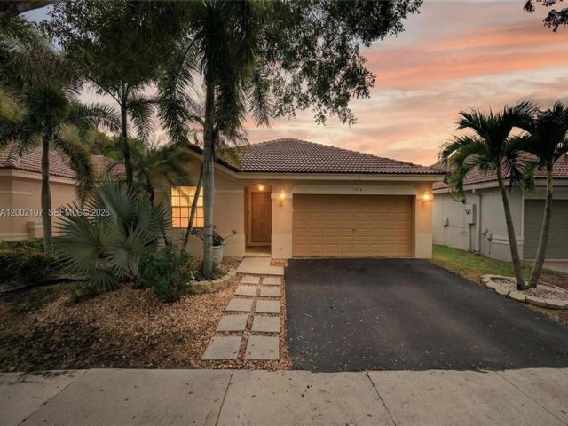  4 BR,  2.00 BTH &nbsp;Villa style home in Weston