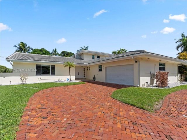 5 BR,  3.50 BTH &nbsp; style home in Miami