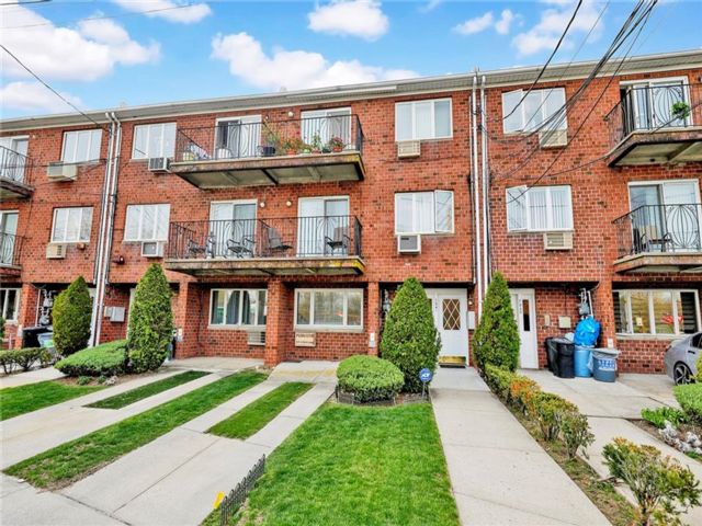  2 BR,  2.00 BTH &nbsp;Condominium style home in Canarsie