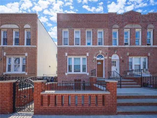  9 BR,  5.00 BTH &nbsp;Multi-family style home in Bensonhurst