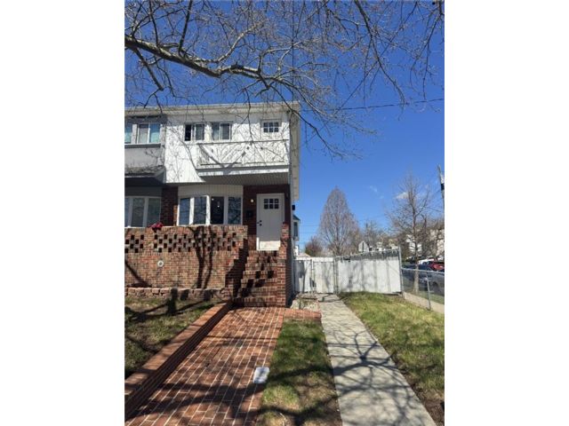  3 BR,  2.00 BTH &nbsp;Single family style home in Bay Terrace