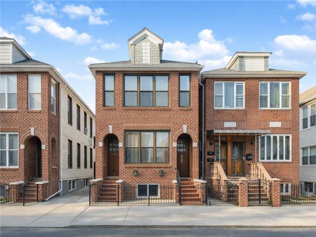  7 BR,  4.00 BTH &nbsp;Multi-family style home in Bensonhurst