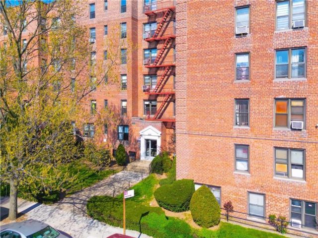  2 BR,  1.00 BTH &nbsp;Co-op style home in Sheepshead Bay