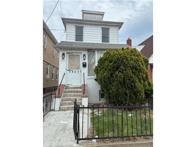  3 BR,  2.00 BTH &nbsp;Single family style home in Old Mill Basin