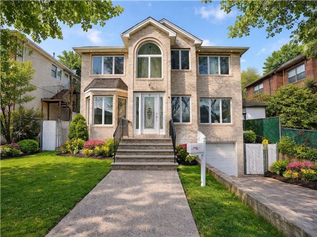  3 BR,  5.00 BTH &nbsp;Multi-family style home in Dongan Hills-above Hylan