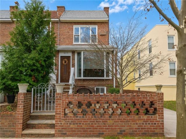  4 BR,  2.00 BTH &nbsp;Single family style home in Dyker Heights