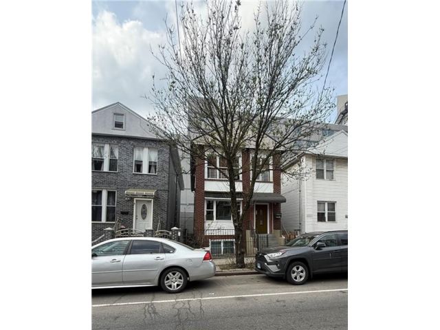  8 BR,  5.00 BTH &nbsp;Multi-family style home in Brighton Beach