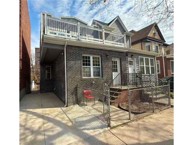  3 BR,  4.00 BTH &nbsp;Single family style home in Bay Ridge