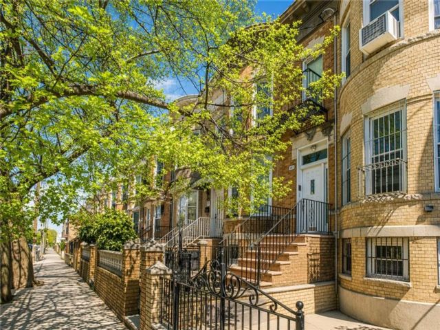  6 BR,  4.00 BTH &nbsp;Multi-family style home in Bensonhurst