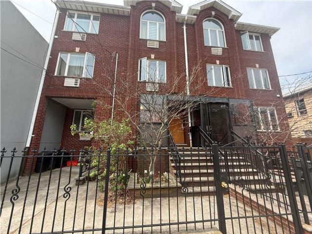  5 BR,  0.00 BTH &nbsp;Multi-family style home in Sheepshead Bay