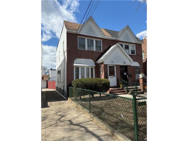  4 BR,  0.00 BTH &nbsp;Multi-family style home in Ozone Park