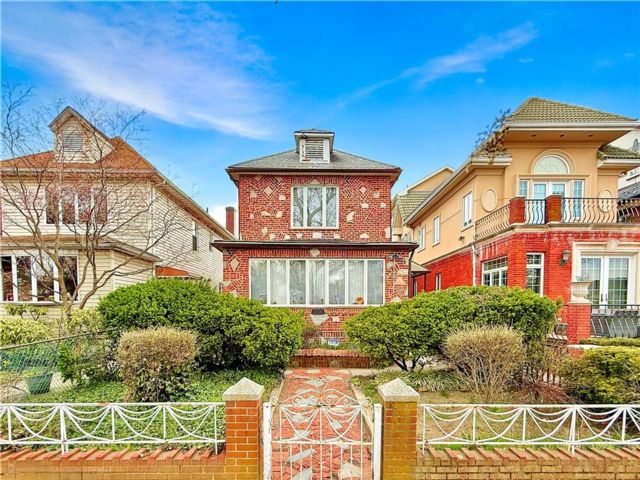  4 BR,  0.00 BTH &nbsp;Multi-family style home in Gravesend