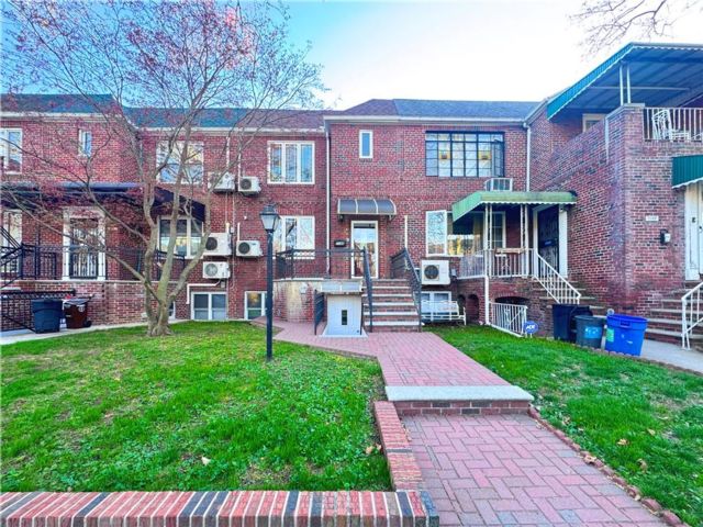  3 BR,  3.00 BTH &nbsp;Single family style home in Marine Park