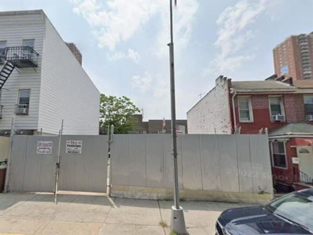 Lot <b>Size:</b>  &nbsp;Land style home in Sunset Park