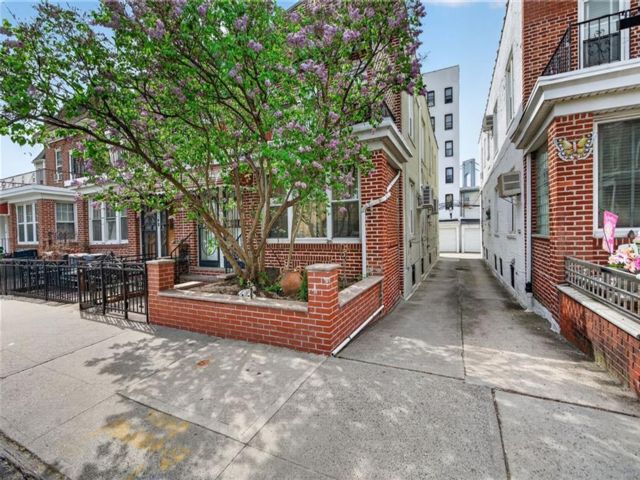 Studio,  0.00 BTH &nbsp;Multi-family style home in Bay Ridge