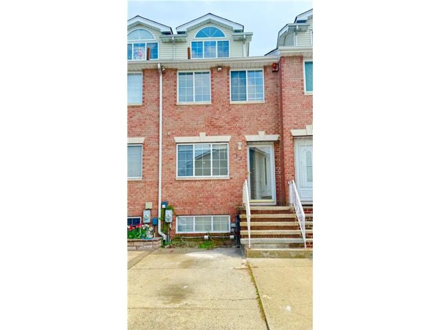  3 BR,  4.00 BTH &nbsp;Single family style home in Heartland Village