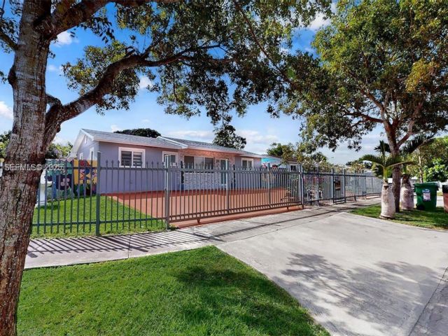  5 BR,  3.00 BTH &nbsp;European style home in Homestead