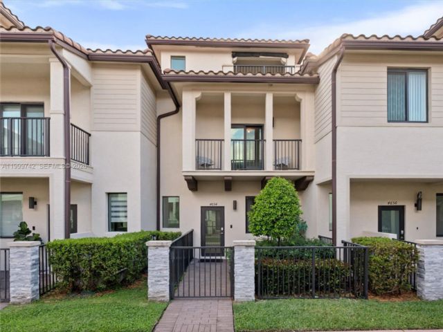  3 BR,  2.55 BTH &nbsp;Townhouse style home in Medley