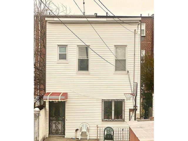  3 BR,  2.00 BTH &nbsp;Duplex style home in Canarsie