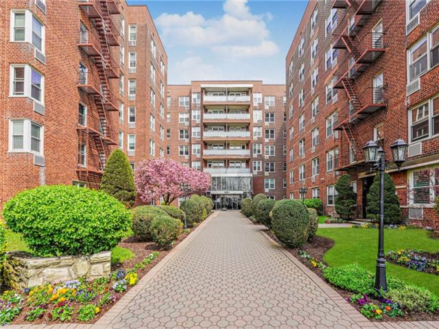  1 BR,  1.00 BTH &nbsp;Co-op style home in Bay Ridge