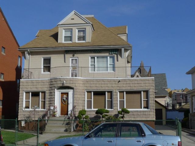  5 BR,  3.00 BTH &nbsp;Single family style home in Bensonhurst