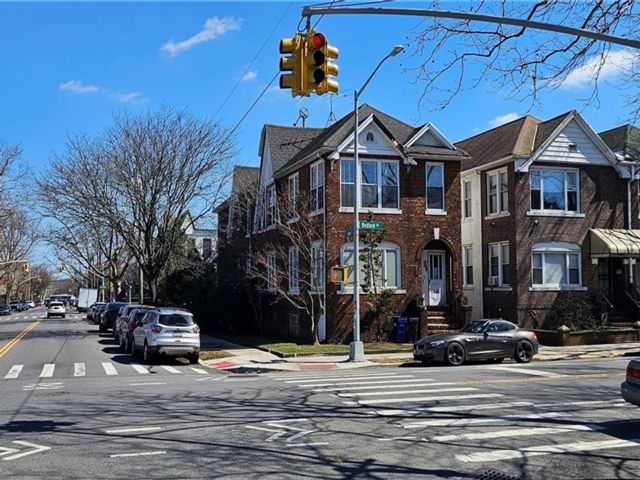  6 BR,  4.00 BTH &nbsp;Multi-family style home in Madison