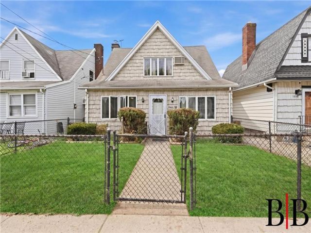  4 BR,  1.50 BTH &nbsp;Single family style home in Marine Park