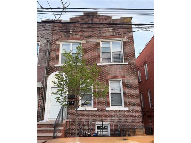  8 BR,  4.00 BTH &nbsp;Multi-family style home in Brighton Beach