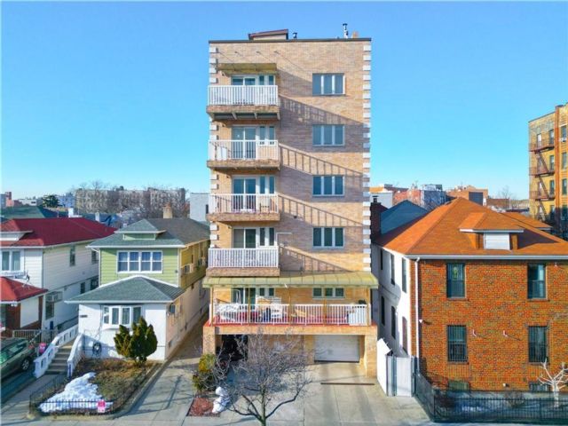 2 BR,  2.00 BTH &nbsp;Condominium style home in Bensonhurst