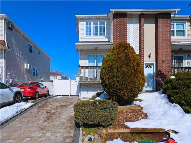  3 BR,  3.00 BTH &nbsp;Single family style home in Great Kill