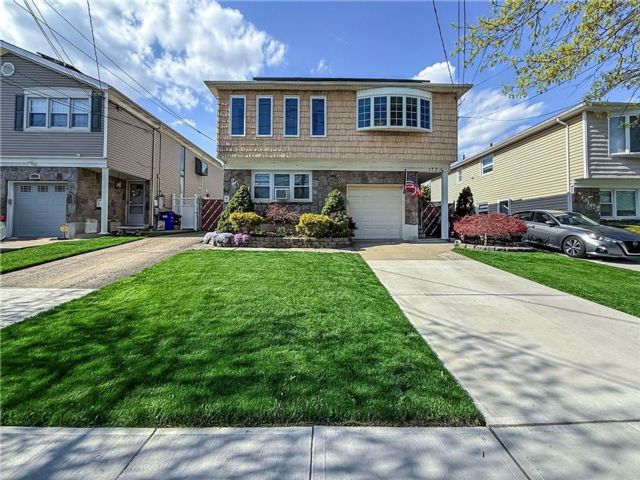  4 BR,  3.00 BTH &nbsp;Multi-family style home in Great Kill