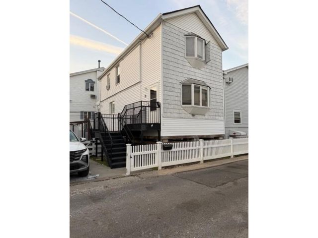  3 BR,  2.00 BTH &nbsp;Single family style home in Gerritsen Beach