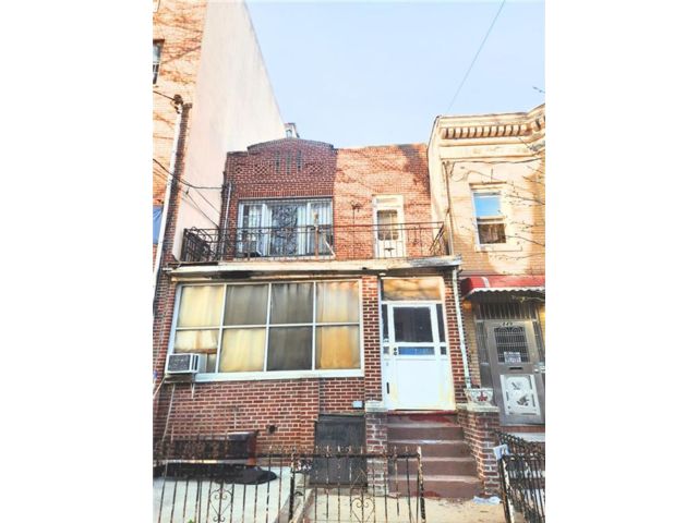  6 BR,  3.00 BTH &nbsp;Multi-family style home in Sunset Park