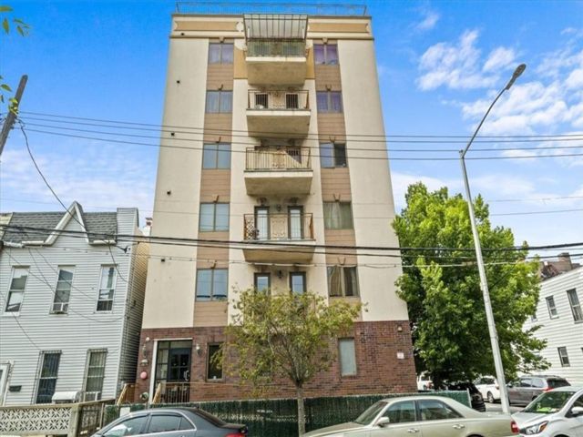  2 BR,  2.00 BTH &nbsp;Condominium style home in Brighton Beach