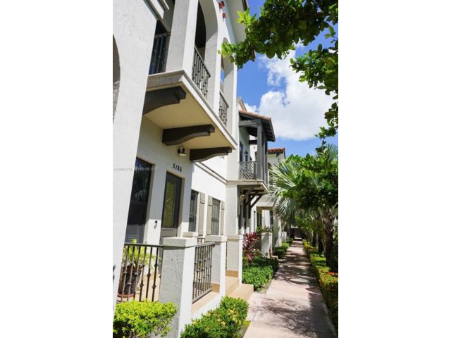  3 BR,  3.50 BTH &nbsp;Townhouse style home in Medley