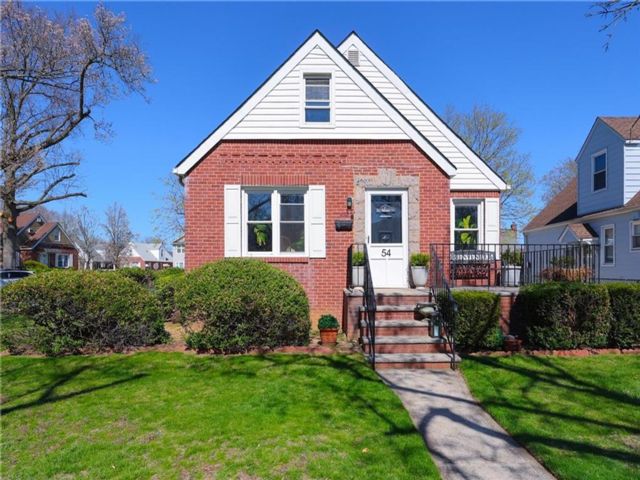  4 BR,  1.50 BTH &nbsp;Single family style home in New Hyde Park