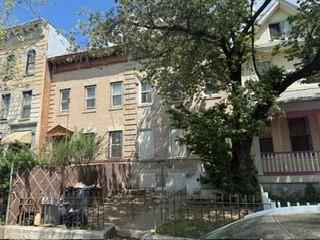  5 BR,  2.00 BTH &nbsp;Multi-family style home in Flatbush