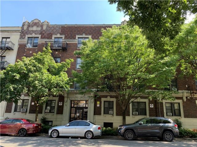  2 BR,  1.00 BTH &nbsp;Condominium style home in Midwood