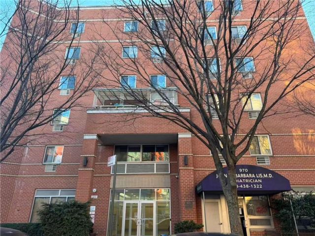  3 BR,  2.00 BTH &nbsp;Condominium style home in Boro-park