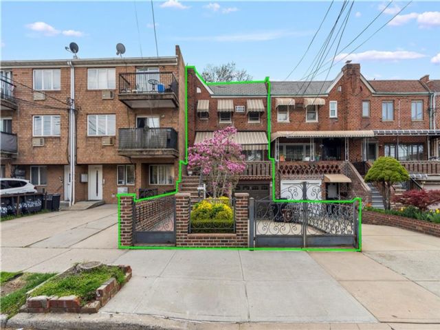  4 BR,  0.00 BTH &nbsp;Multi-family style home in Sheepshead Bay