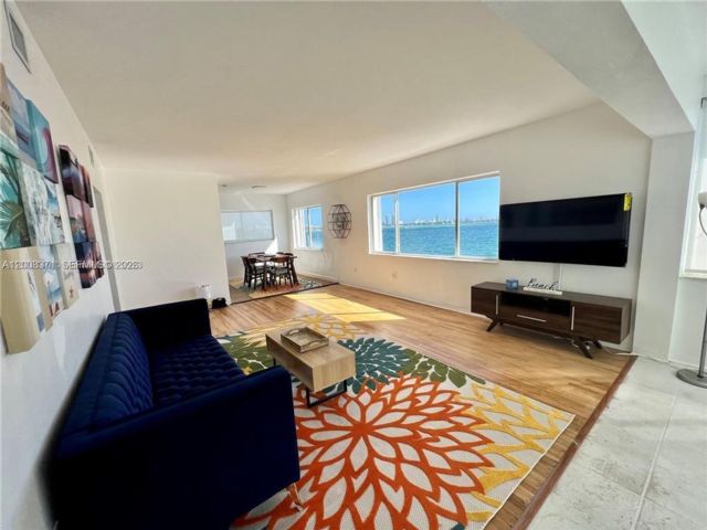  2 BR,  2.00 BTH &nbsp;Apartment style home in North Bay Village