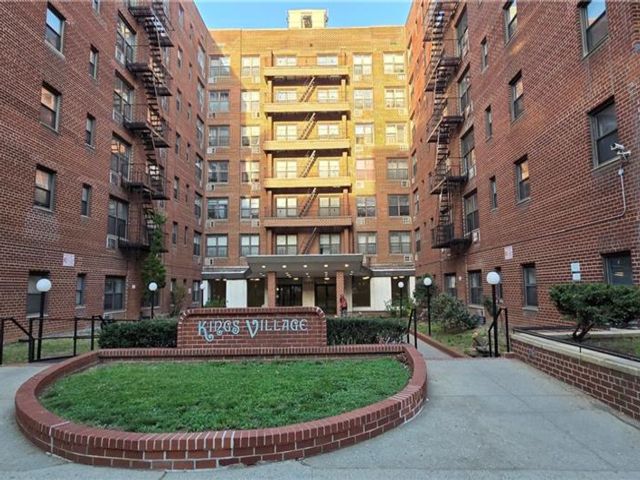  1 BR,  1.00 BTH &nbsp;Co-op style home in Old Mill Basin
